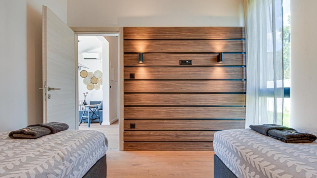 ISTRIA, SVETI LOVREČ – Plne vybavený nový prízemný dom s bazénom