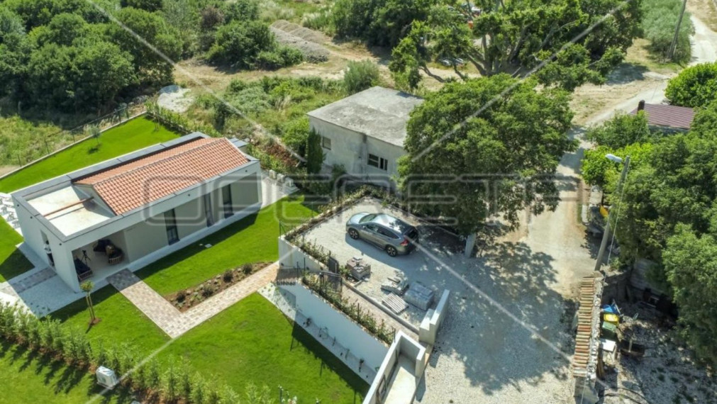 ISTRIA, SVETI LOVREČ – Plne vybavený nový prízemný dom s bazénom