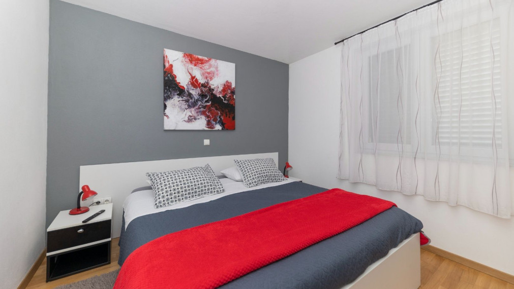 Novozrekonštruovaný dom 287 m², 6 apartmánov, 100 m od mora, Zaton, Zadar