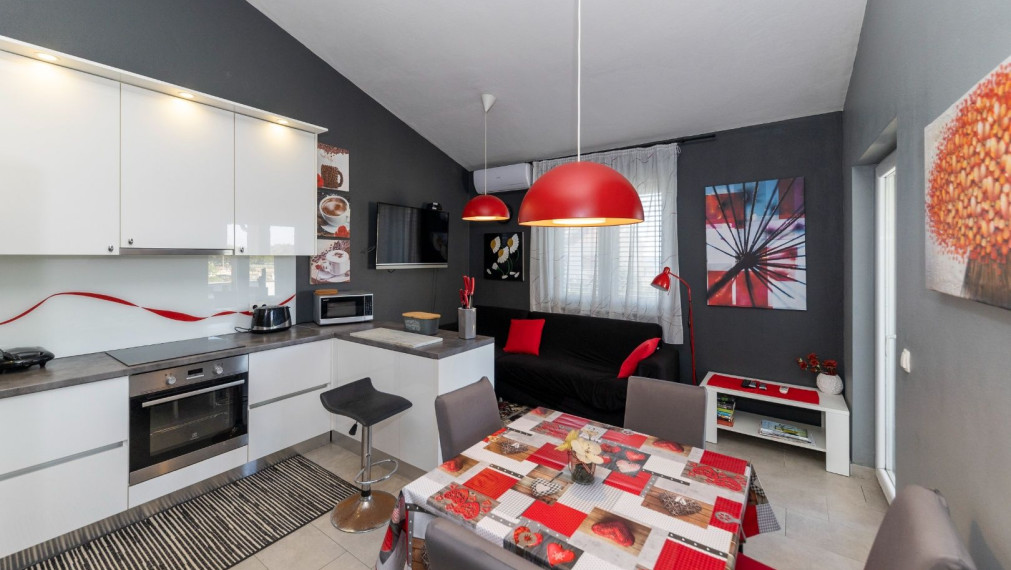 Novozrekonštruovaný dom 287 m², 6 apartmánov, 100 m od mora, Zaton, Zadar