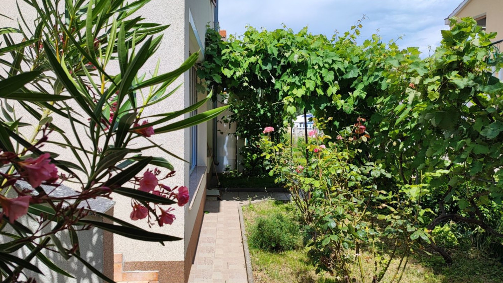 Dom s dvoma bytmi a záhradou, blízko mora, Sabunike-Nin, Zadar