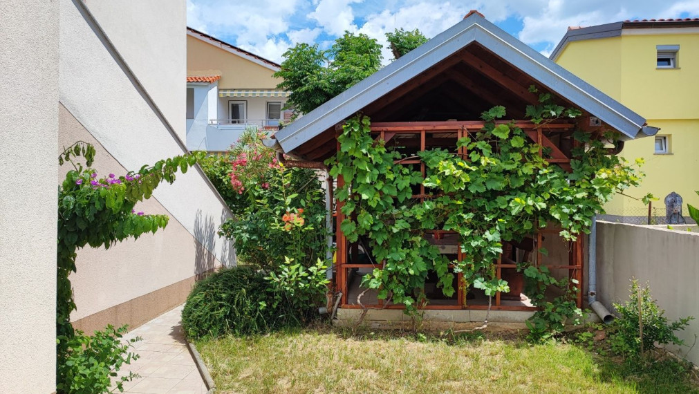 Dom s dvoma bytmi a záhradou, blízko mora, Sabunike-Nin, Zadar