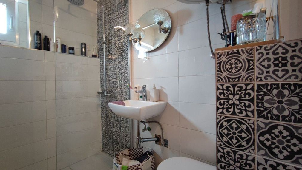 Dom s dvoma bytmi a záhradou, blízko mora, Sabunike-Nin, Zadar