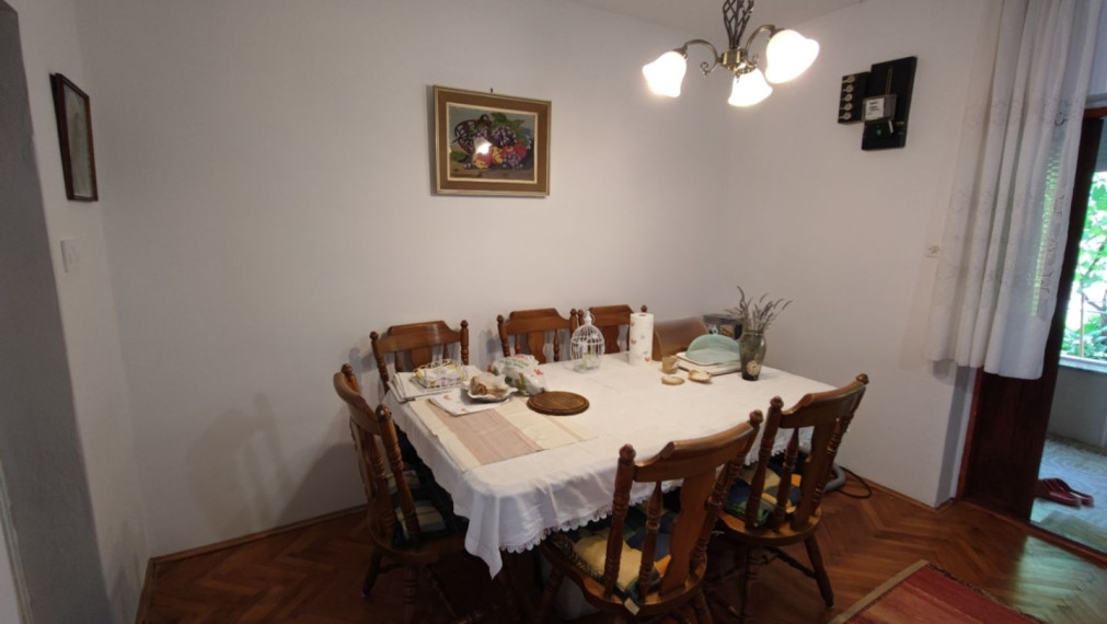 Dom s dvoma bytmi a záhradou, blízko mora, Sabunike-Nin, Zadar