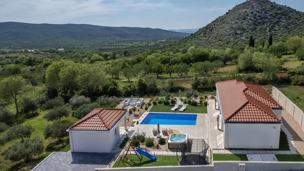 Luxusná vila s priestranným pozemkom a výhľadom na prírodné krásy Vransko jazera