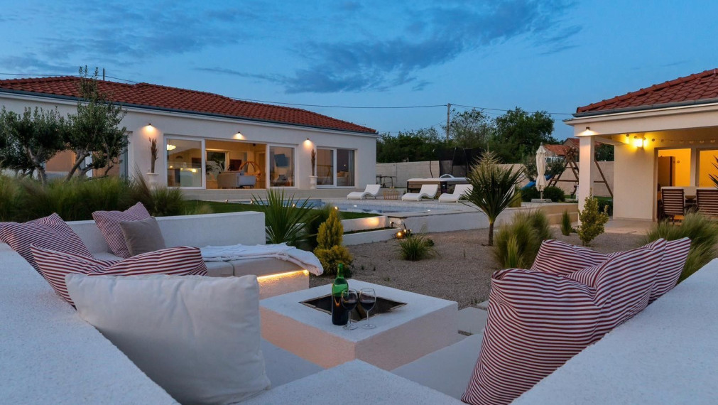 Luxusná vila s priestranným pozemkom a výhľadom na prírodné krásy Vransko jazera