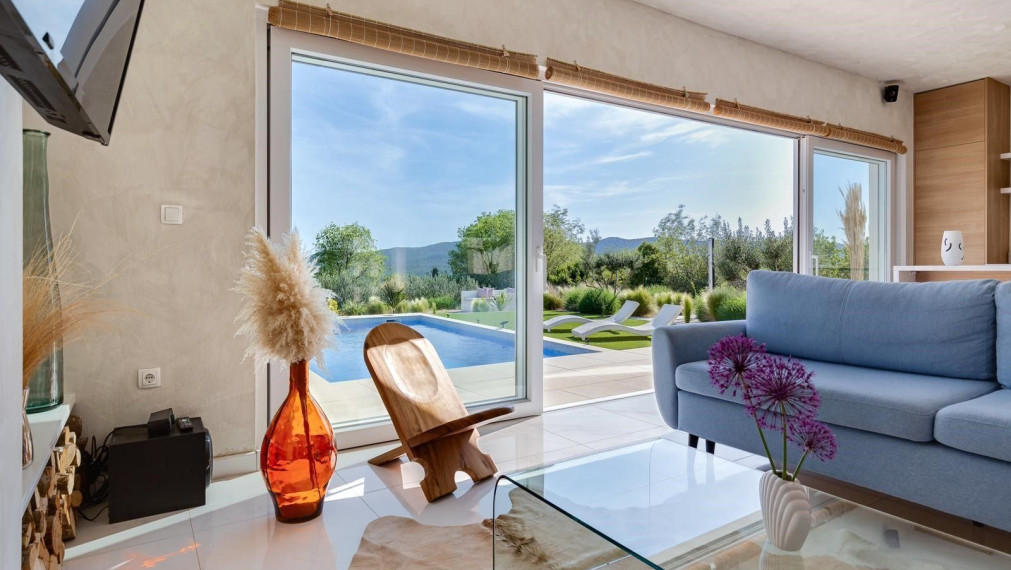 Luxusná vila s priestranným pozemkom a výhľadom na prírodné krásy Vransko jazera