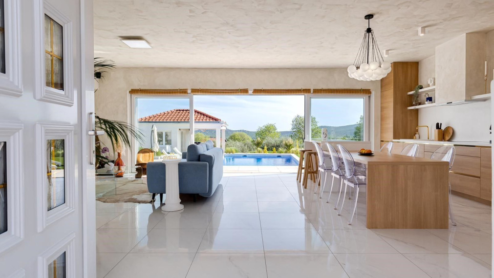 Luxusná vila s priestranným pozemkom a výhľadom na prírodné krásy Vransko jazera