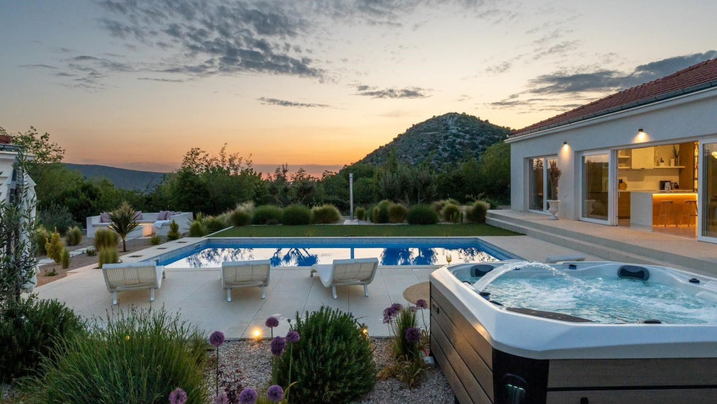 Luxusná vila s priestranným pozemkom a výhľadom na prírodné krásy Vransko jazera