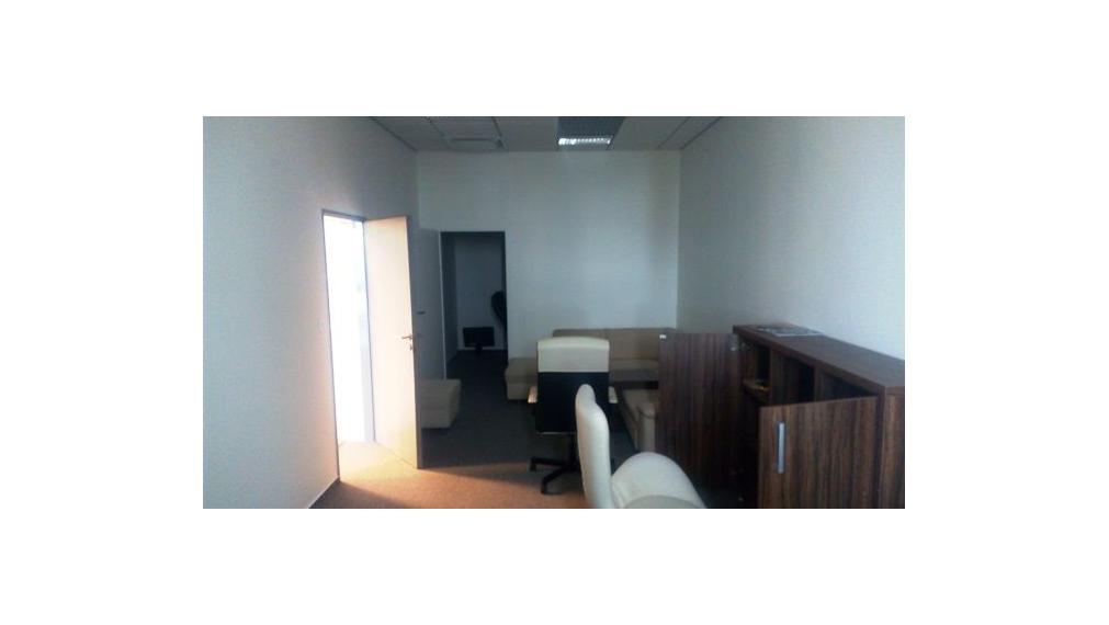 Samostatný kancelársky celok 107m² v blízkosti letiska na prenájom