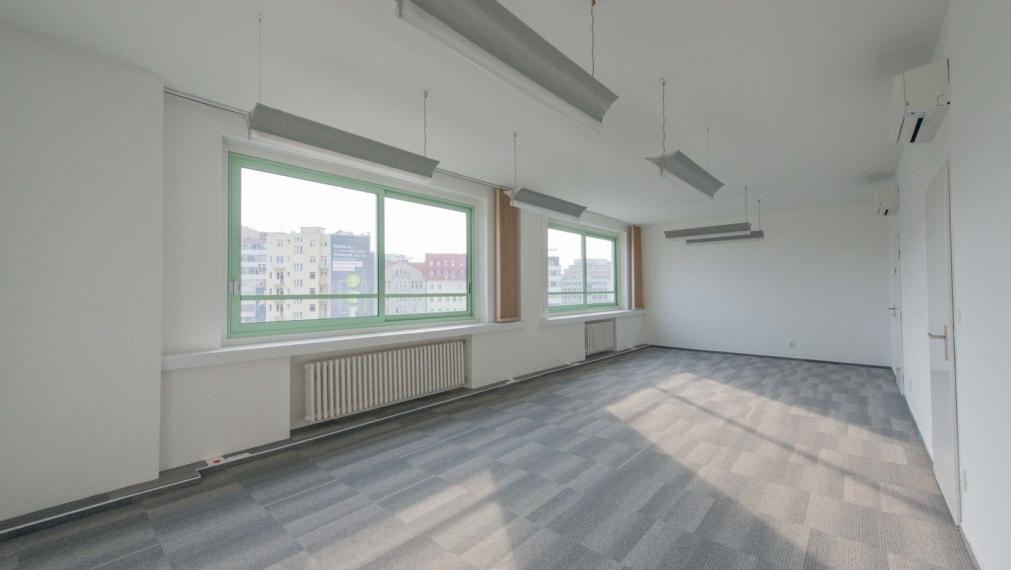Kancelárske priestory na Námestí SNP, v blízkosti Kamenného Námestia, 80m2 TOP