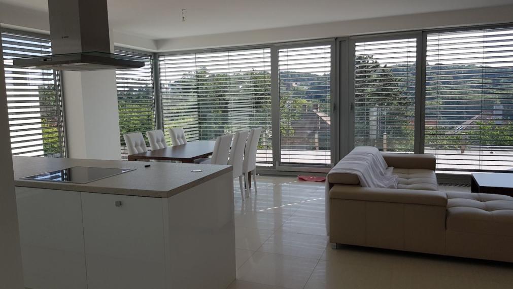 Exkluzívny 5-izb. byt s terasou a parkovaním v rezidenčnej vile na prenájom, Tajovského-Staré Mesto