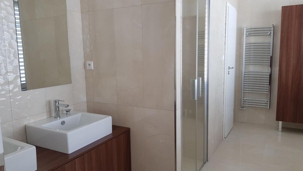 Exkluzívny 5-izb. byt s terasou a parkovaním v rezidenčnej vile na prenájom, Tajovského-Staré Mesto