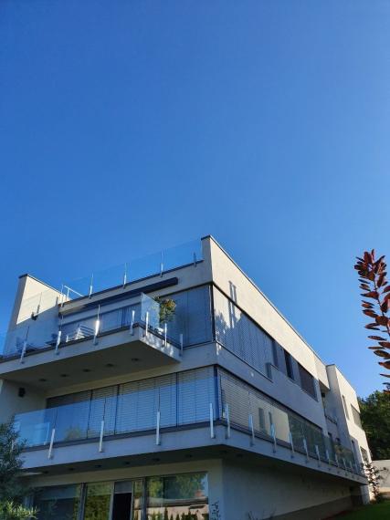 Exkluzívny 5-izb. byt s terasou a parkovaním v rezidenčnej vile na prenájom, Tajovského-Staré Mesto