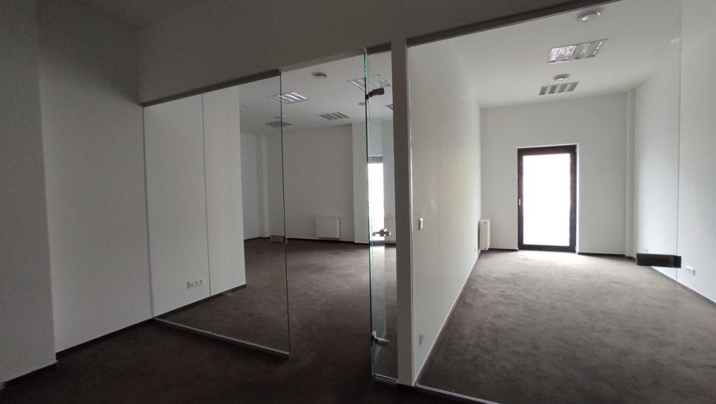 Moderné administratívne priestory s výhľadom na Prezidentský Palác, BAI