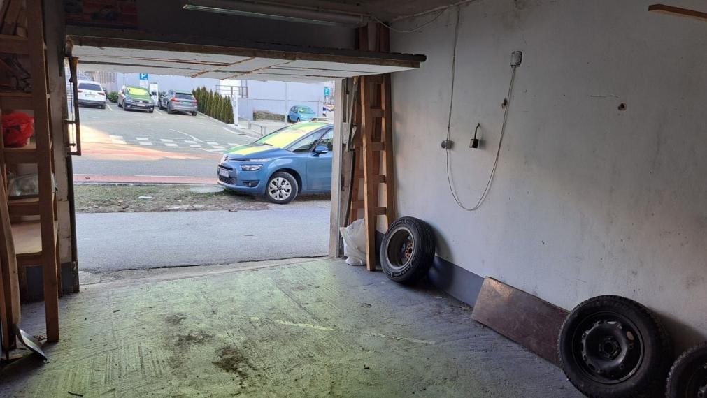 Garáž, Dúbravčická ulica