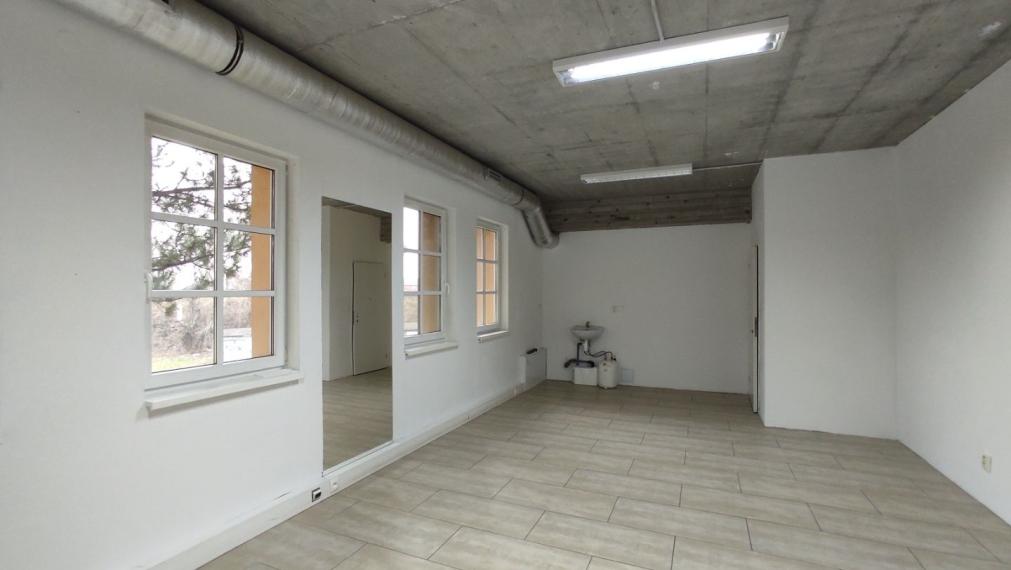 Priestory na Rebarborovej ulici v budove Harley Davidson na prenájom, BAII