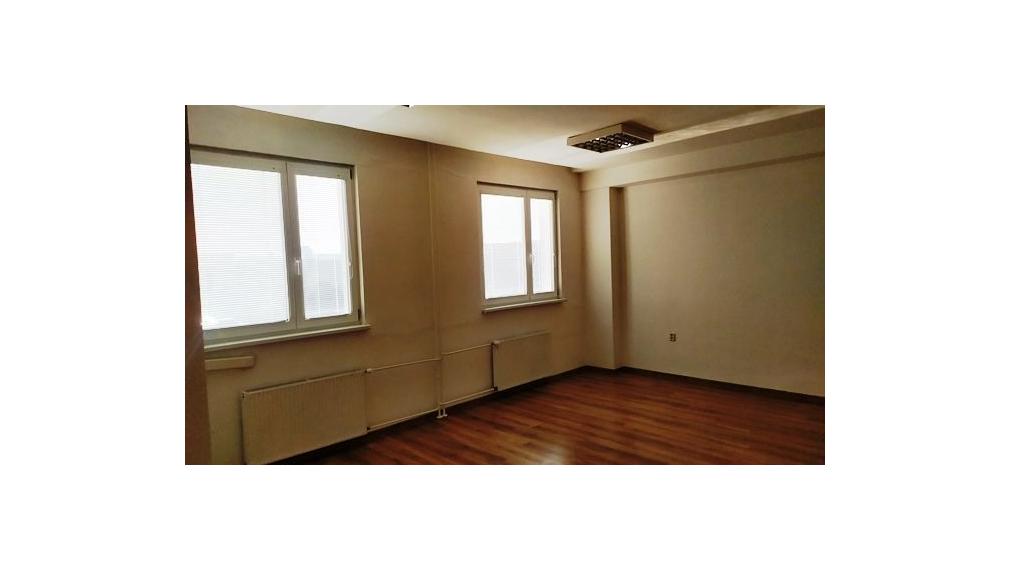 Zariadená klimatizovaná dvojkancelária s príručným skladom