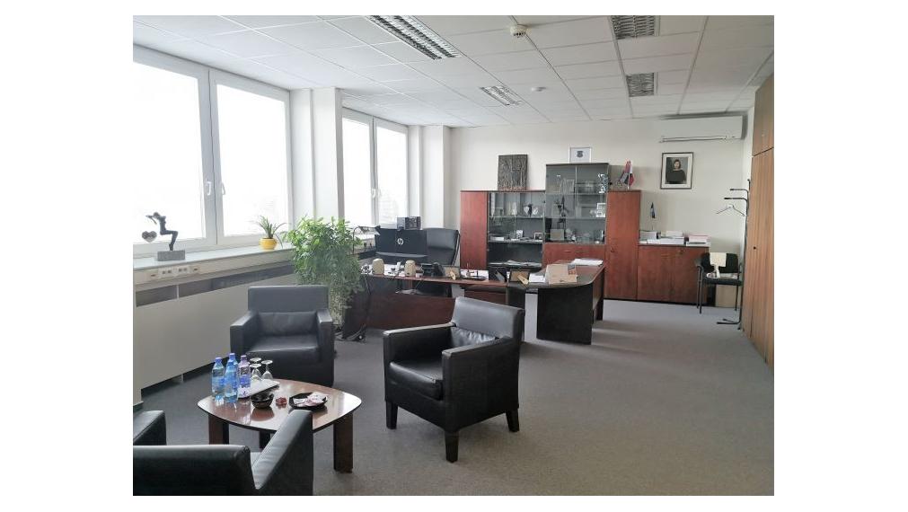 Reprezentatívne kancelárie s výhľadom na jazero, 245 m2