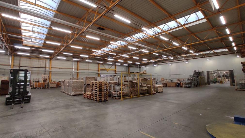 8.273m2 skladovo-výrobná hala s možnosťou 735m2 administratívy na prenájom, DUNAJSKA STREDA