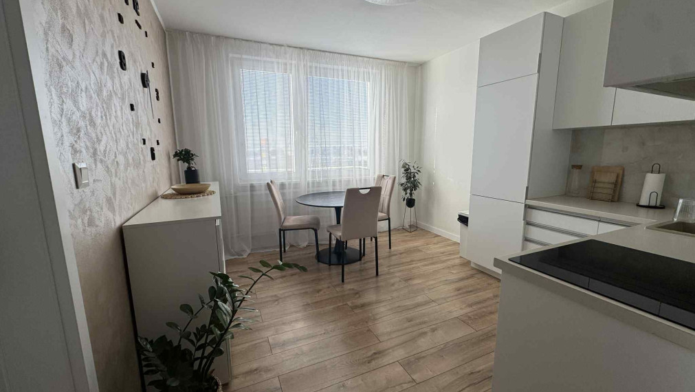 Šikovný kompletne zariadený 1,5 izbový byt na sídlisku Dubnička, Bánovce n. Bebravou