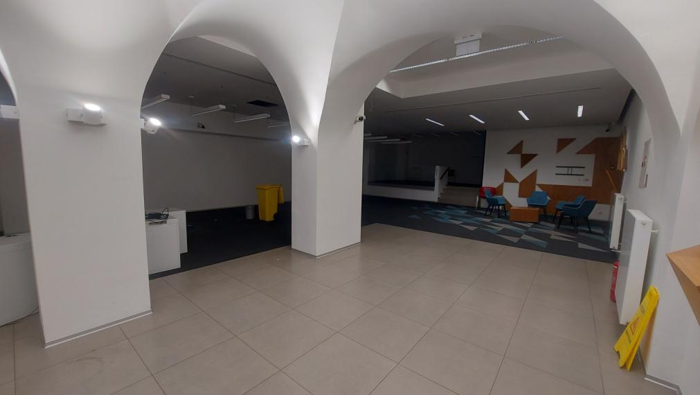 Obchodný priestor 250m2 s možnosťou rozšírenia na 350m2, Obchodná-Staré Mesto