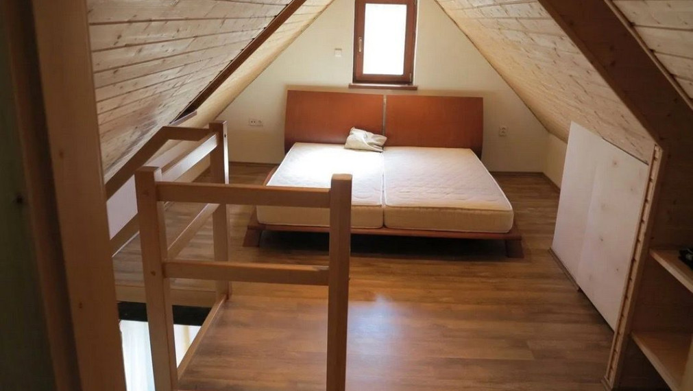 Malý šarmantný domček na prenájom, nachádza sa na ulici Brigádnická 22, v Bratislave IV Devín TOP