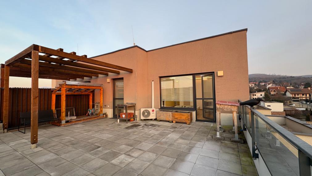 EXKLUZÍVNE Priestranný 3-izbový byt s nadštandardnou terasou 54,7 m² | Záhorská Bystrica – Pod vŕškami