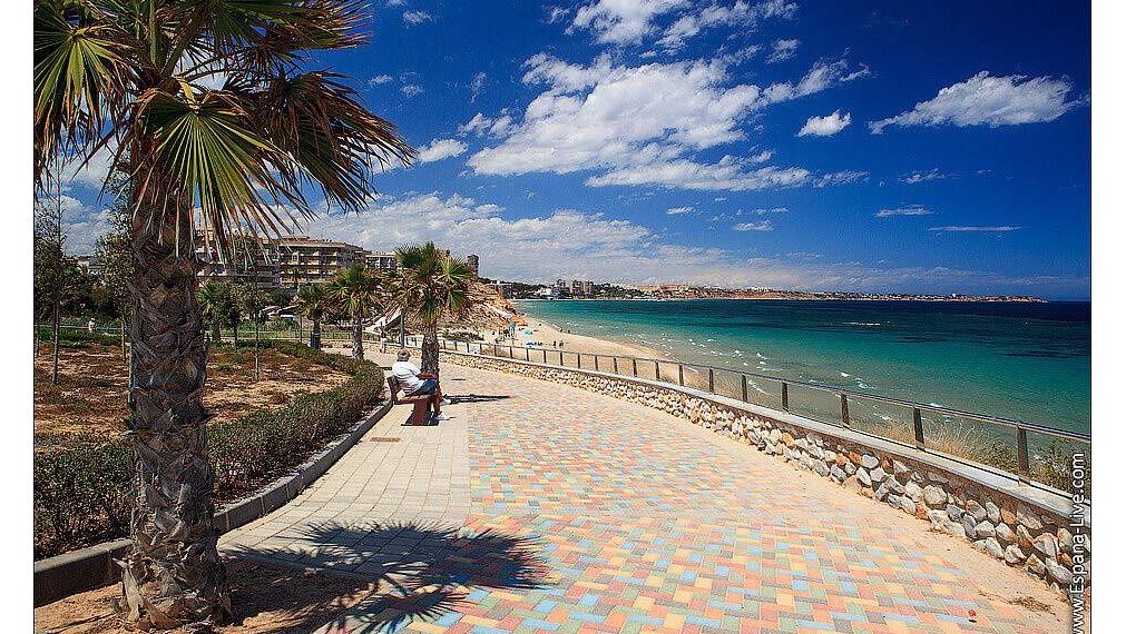 Moderné vily s bazénom a parkoviskom v blízkosti pláže v Mil Palmeras Španielsko