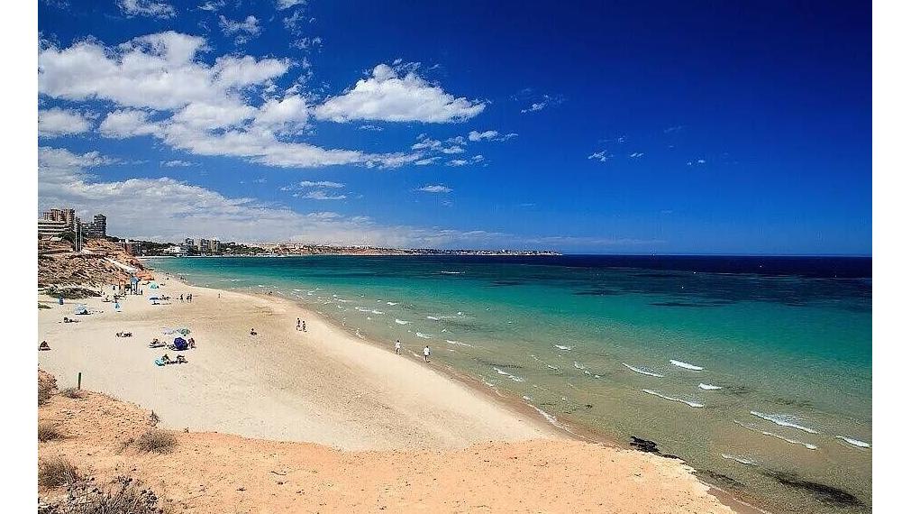 Moderné vily s bazénom a parkoviskom v blízkosti pláže v Mil Palmeras Španielsko