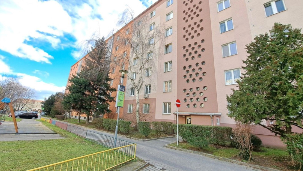 Na prenájom modernizovaná garsónka na ulici Československých parašutistov - Bratislava II TOP