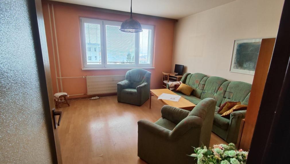 Na predaj 3 izbový byt s lodžiou a pivnicou v pôvodnom stave - Žilina