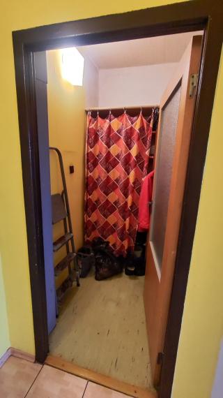 Na predaj 3 izbový byt s lodžiou a pivnicou v pôvodnom stave - Žilina