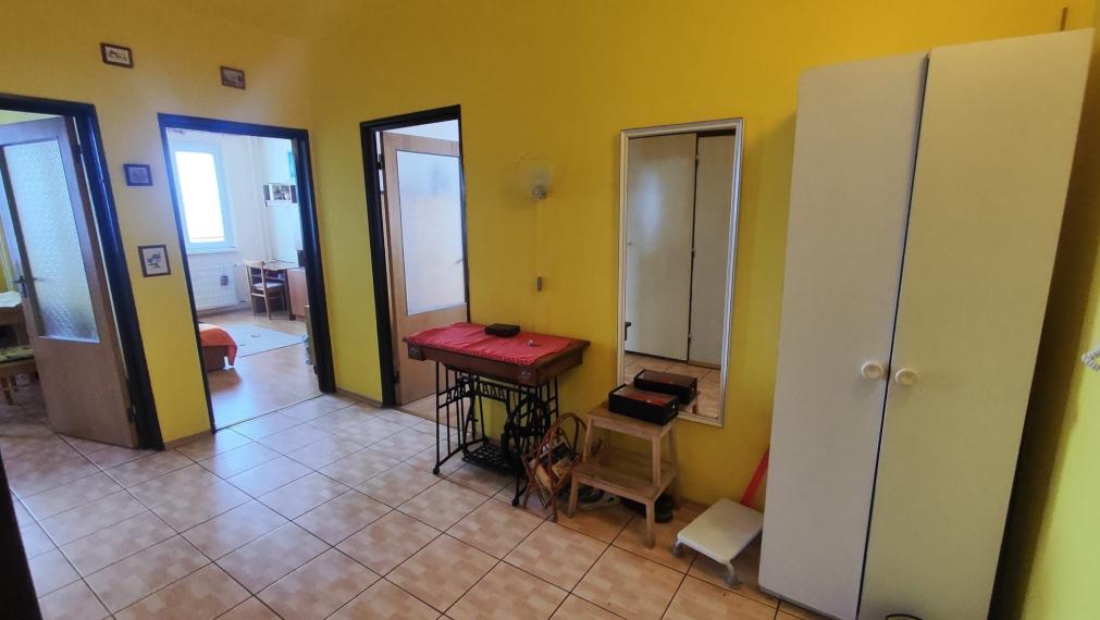 Na predaj 3 izbový byt s lodžiou a pivnicou v pôvodnom stave - Žilina