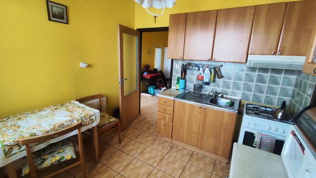 Na predaj 3 izbový byt s lodžiou a pivnicou v pôvodnom stave - Žilina