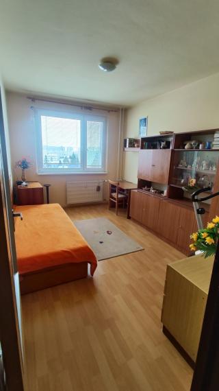 Na predaj 3 izbový byt s lodžiou a pivnicou v pôvodnom stave - Žilina