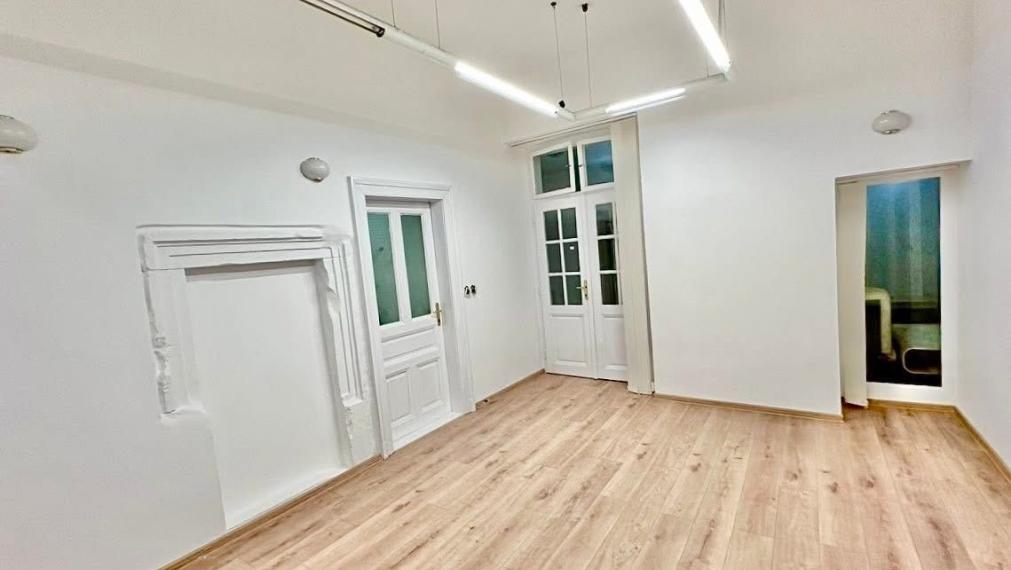 Na prenájom zrekonštruované administratívne priestory o výmere 20 m2 v Centre Trenčína