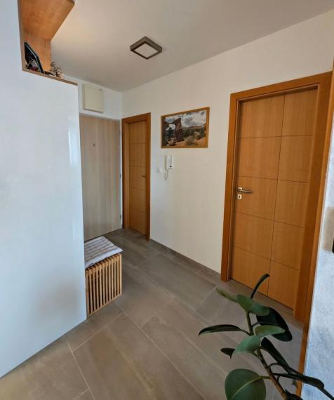 Na predaj zariadený 2-izbový byt vo vyššom štandarde - Bratislava IV TOP