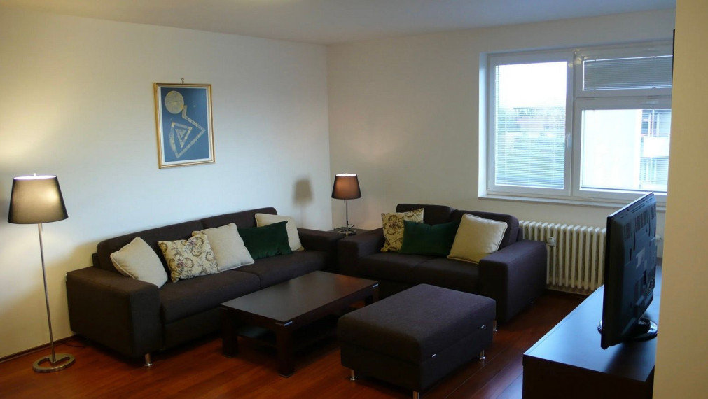 Na prenájom priestranný 4-izbový byt na Martinengovej ulici - Bratislava I TOP