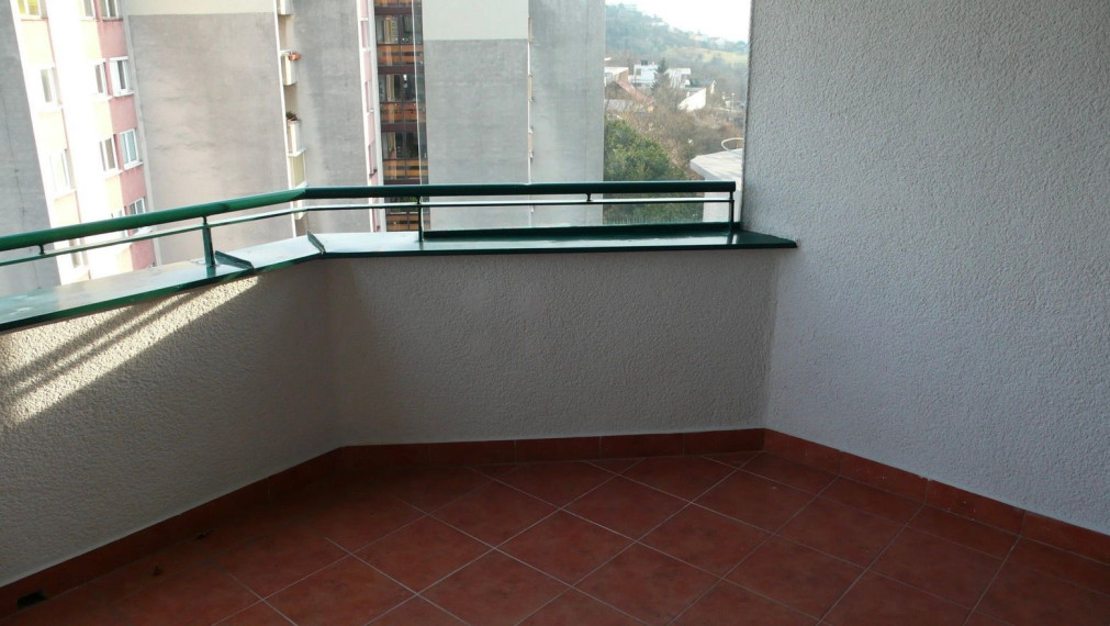 Na prenájom priestranný 4-izbový byt na Martinengovej ulici - Bratislava I TOP