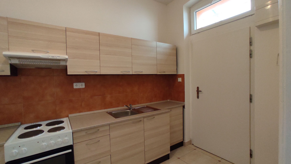 1 izbový byt vhodný aj ako kancelária, v peknom historickom objekte, v blízkosti Hl. vlakovej stanice, Jelenia ul, BAI,  39 m2