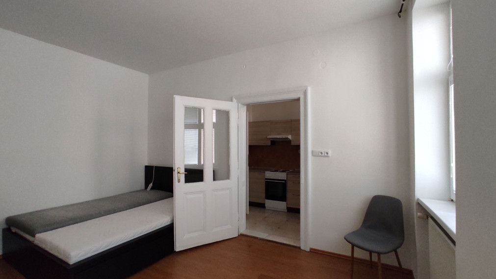 1 izbový byt vhodný aj ako kancelária, v peknom historickom objekte, v blízkosti Hl. vlakovej stanice, Jelenia ul, BAI,  39 m2