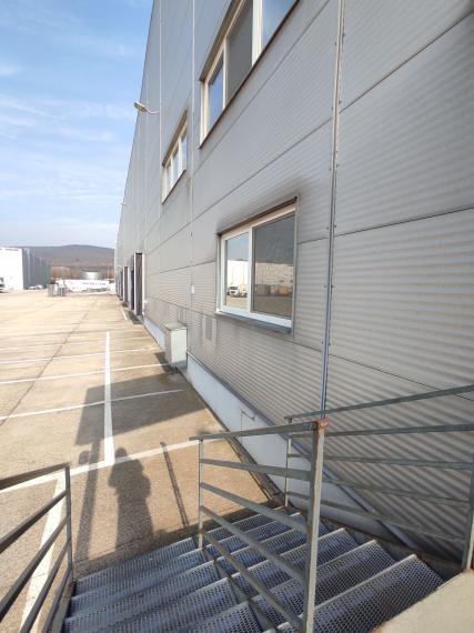 SKLADY / HALY / výrobné priestory 1.200-5.500m2 v RAČI na prenájom, s možnosťou kancelárií