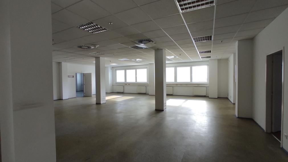 SKLADY / HALY / výrobné priestory v RAČI 1.200-5.500m2 na prenájom, s možnosťou kancelárií