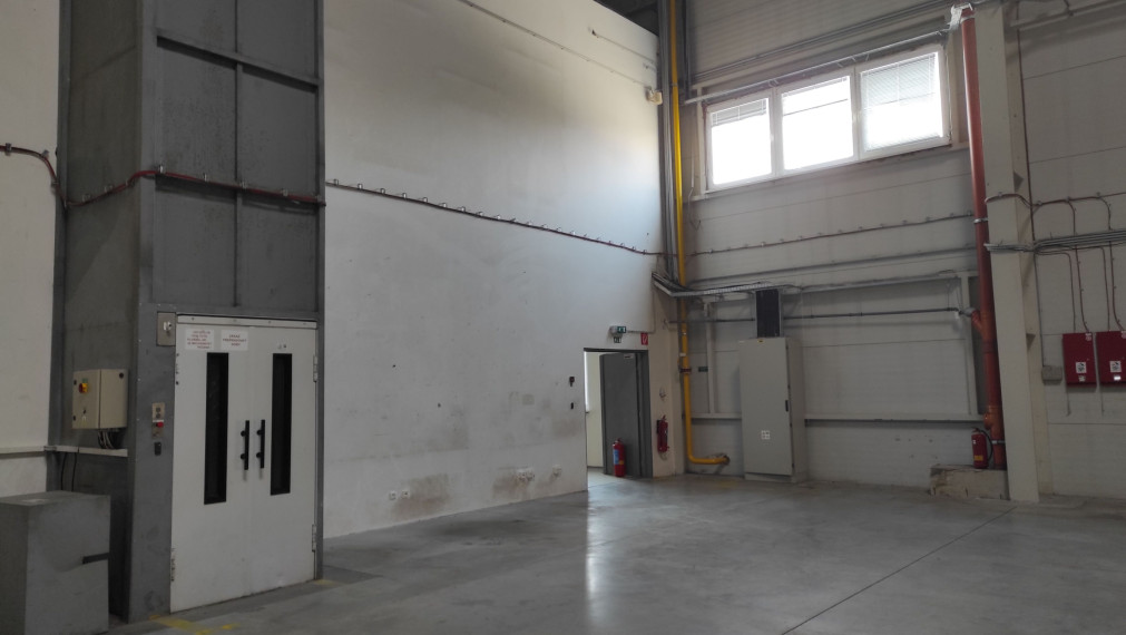SKLAD / HALA / výrobné priestory v RAČI 5.500m2 na prenájom, s možnosťou kancelárií