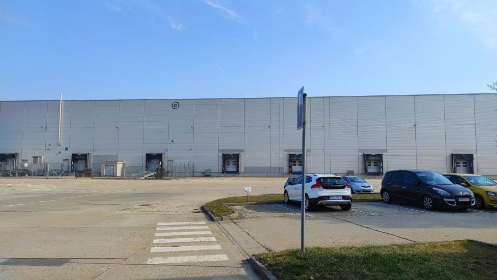 SKLAD / HALA / výrobné priestory v RAČI 5.500m2 na prenájom, s možnosťou kancelárií