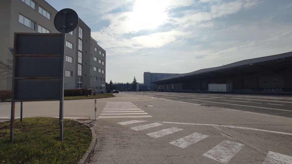 SKLAD / HALA / výrobné priestory v RAČI 5.500m2 na prenájom, s možnosťou kancelárií