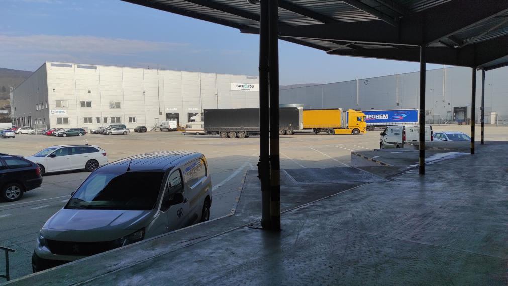 Skladové priestory 366-950m2 na poschodí objektu na prenájom, nákladný výťah/nakladacia rampa, RAČA