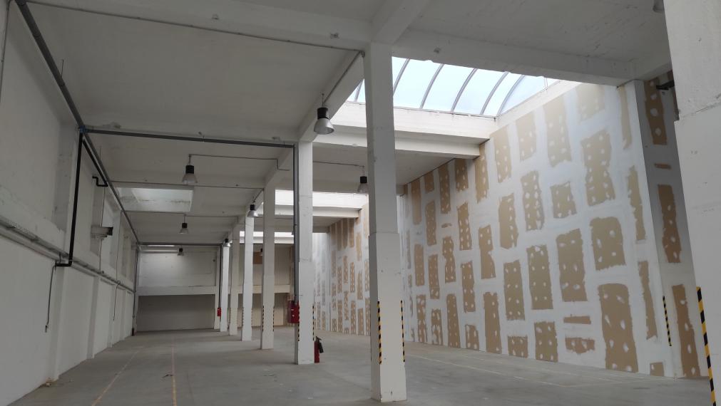 Sklad 366-950m2 na poschodí objektu na prenájom, nákladný výťah/nakladacia rampa, RAČA