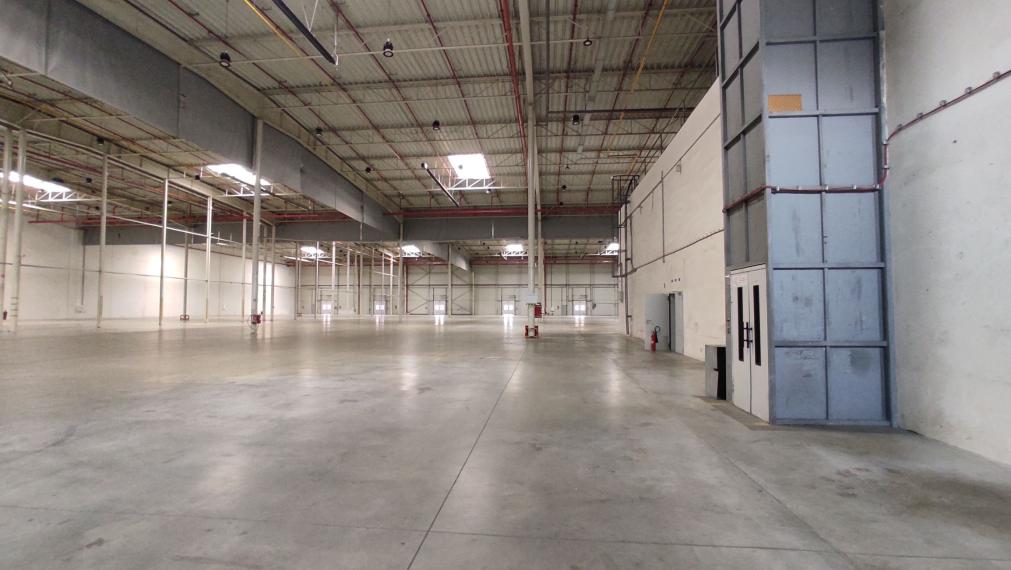 Hala / výrobné priestory 7.400m2 v RAČI na prenájom, s možnosťou kancelárií